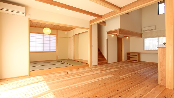 倉敷市で新築に住みたい方必見！木の家のワックスについて解説