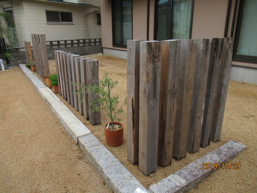 モロ木塀建てによるフェンス。　古長石による土留め