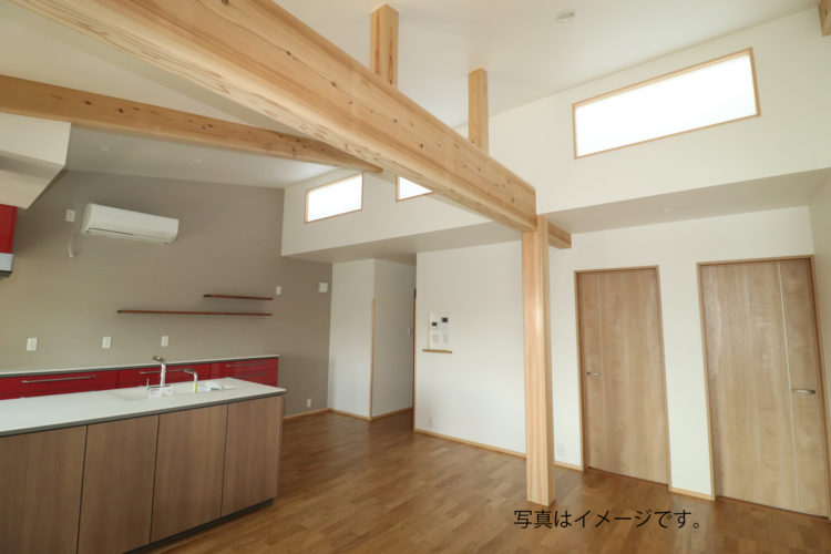 家族が集うLDKには高い勾配天井に3つの高窓